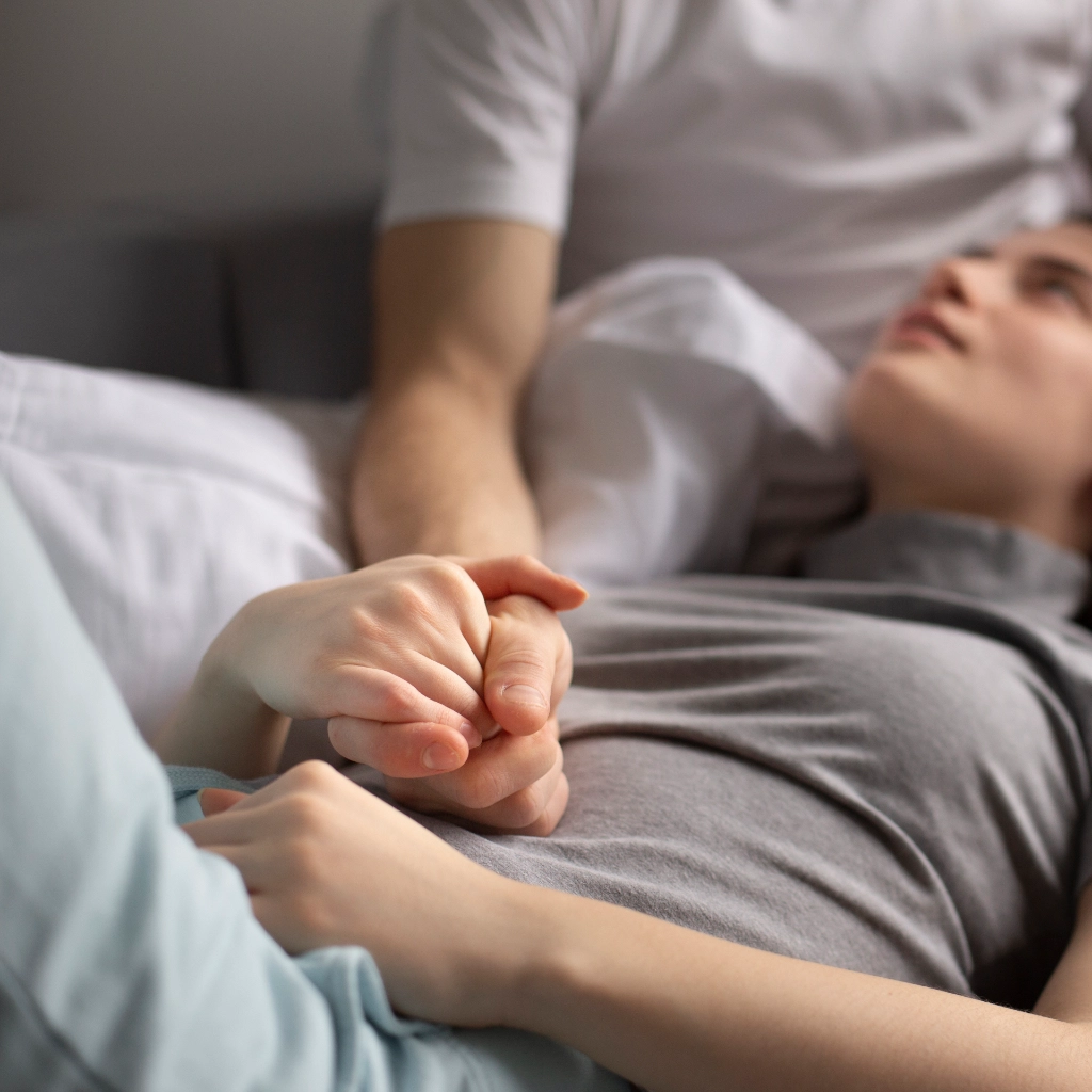 Pareja dándose apoyo emocional durante un proceso de acompañamiento perinatal
