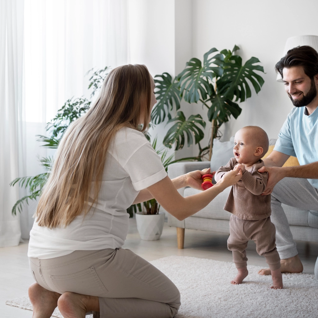 Padres aprendiendo pautas de estimulación y posturas adecuadas para acompañar el desarrollo motor y emocional del bebé en casa.
