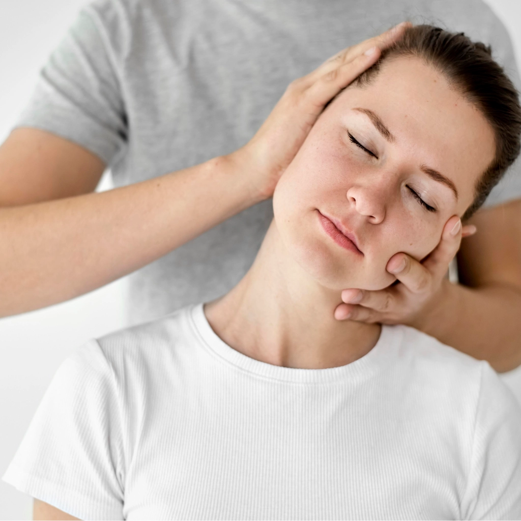 Paciente relajada recibiendo tratamiento de fisioterapia para el cuello