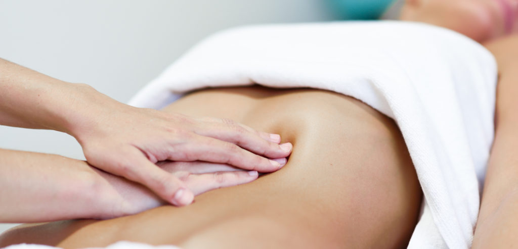 mujer recibiendo un masaje en el abdomen