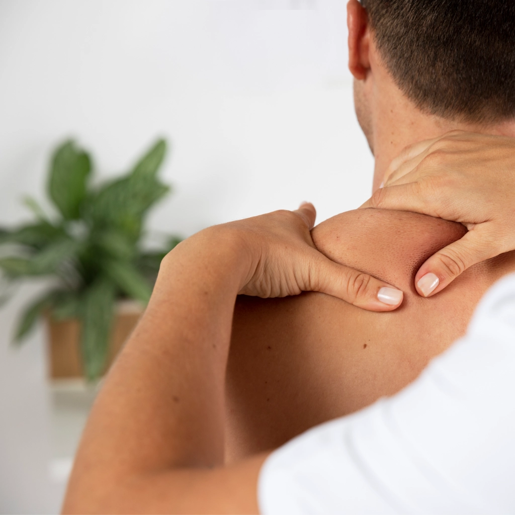 Fisioterapeuta realizando masaje en el cuello para aliviar dolor cervical