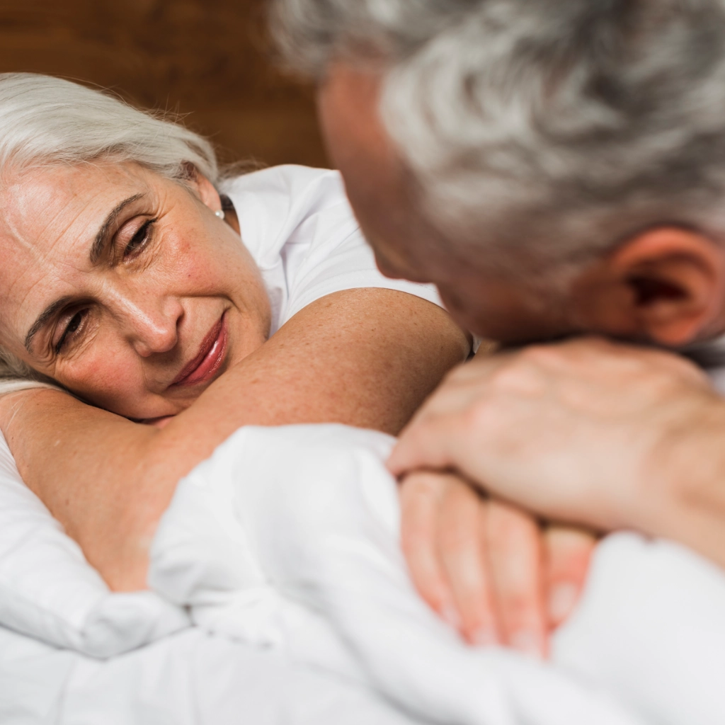Mujer en menopausia compartiendo un momento íntimo con su pareja en un entorno tranquilo