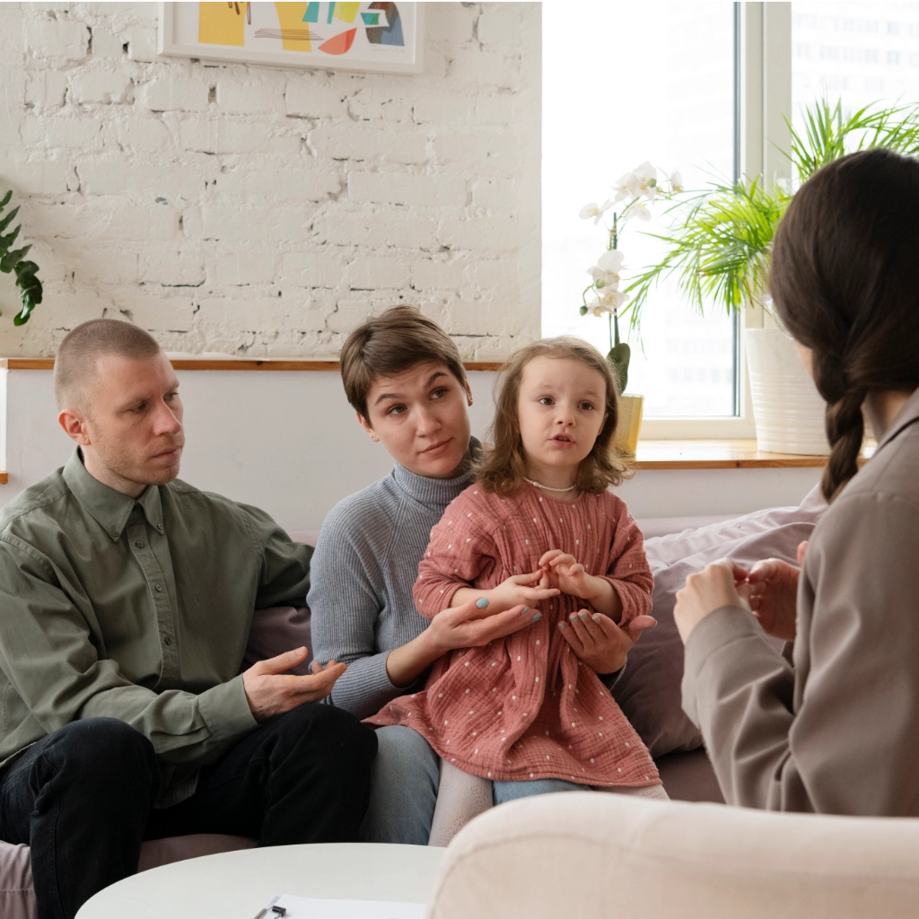 Familia con su hija durante una sesión de psicología infantil y familiar