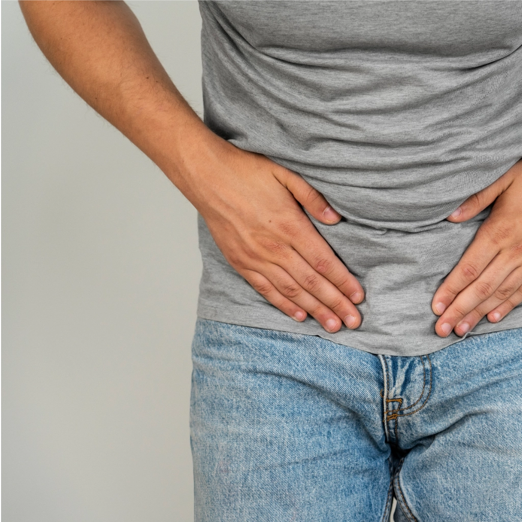 Hombre con molestias abdominales durante la valoración de fisioterapia de suelo pélvico masculino en Vallirana