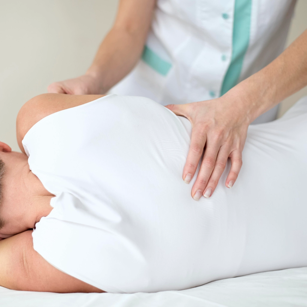 Terapia manual en la zona lumbar para reducir tensión y mejorar la movilidad