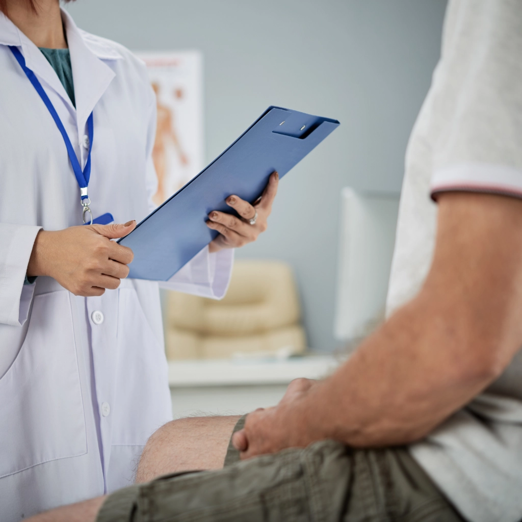 Profesional sanitario realizando valoración a un hombre para tratamiento de suelo pélvico