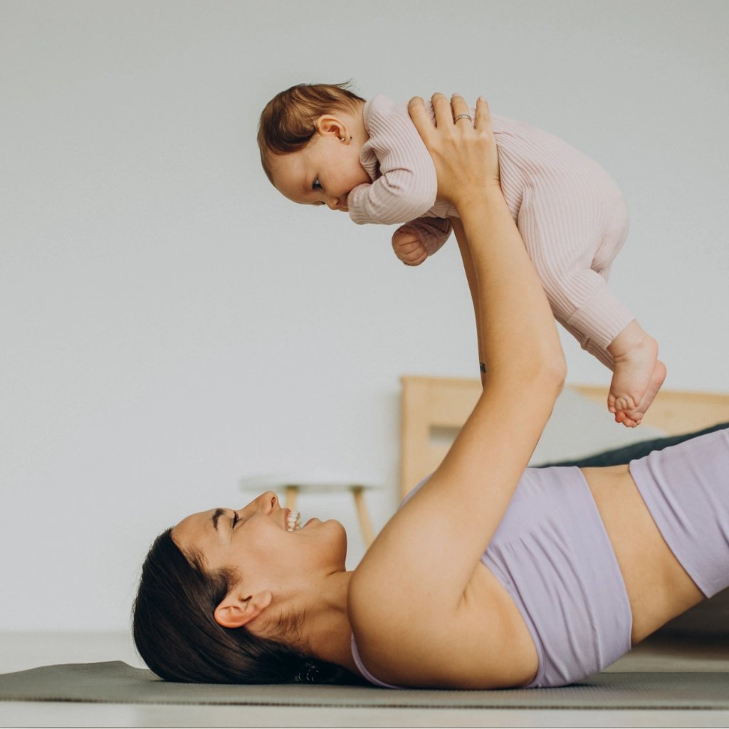 Madre practicando yoga postparto junto a su bebé en Soror Fisioterapia Vallirana
